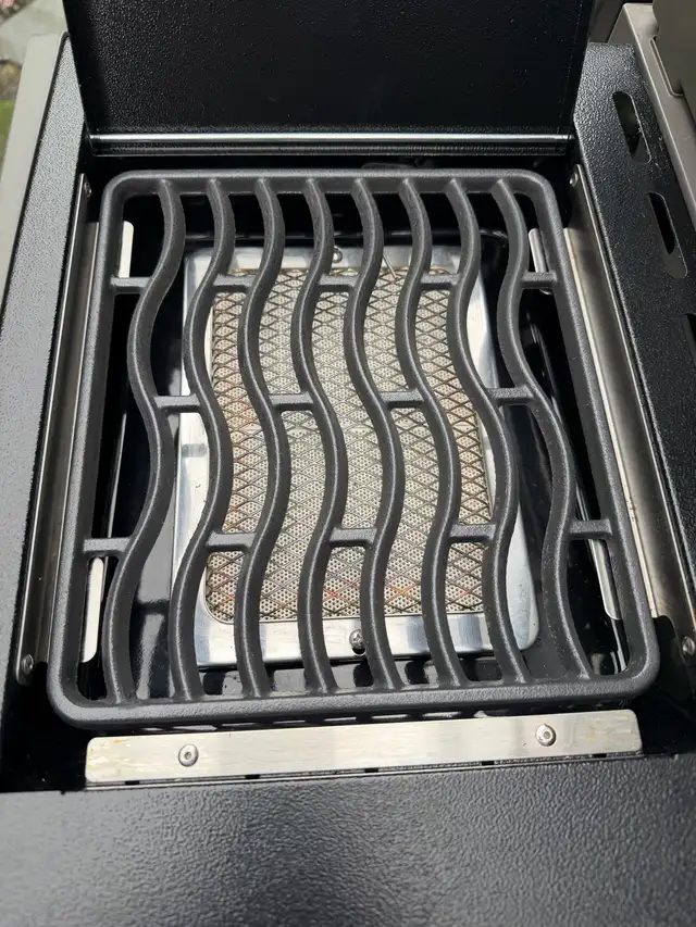 Napolean Rogue XT propane barbecue474119410811545602
