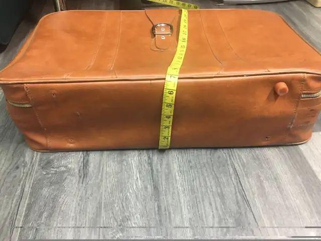 Vintage Mediums size leather suitcase  in Storage & Organization in Mississauga / Peel Region - Image 5