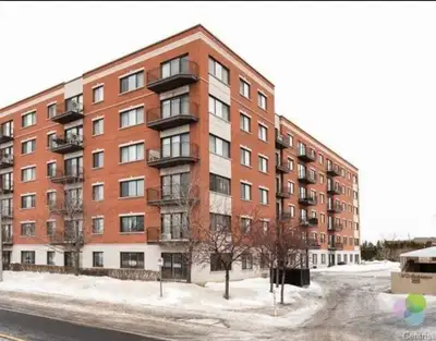 Bonjour Condo 4 ½ au dernier étage (sixième) de bâtiment en béton bien insonorisé, semi-meublé avec...