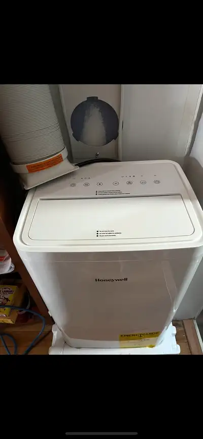 AUBAINE! Climatiseur Honeywell avec déshumidificateur. Modèle compact en très bon état. Tuyaux de ra...