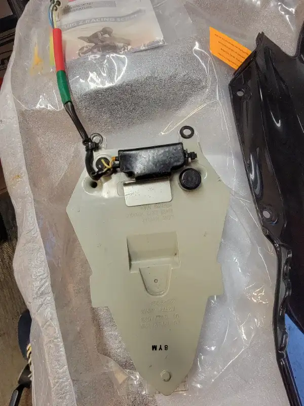 06-16 YAMAHA R6 YZF 600 R6 REAR TAIL LIGHT 220-31954 taillight in Motorcycle Parts & Accessories in Oakville / Halton Region - Image 2