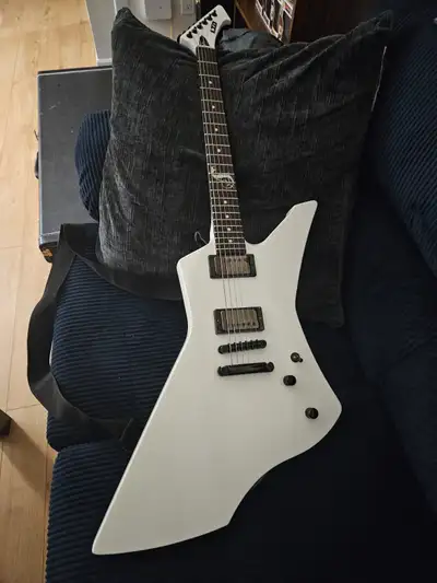 ESP LTD SNAKEBYTE SNOW WHITE GUITAR W/CASE, View more