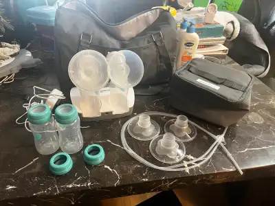 Evenflo Breast Pump Sanatized Used only for a month Comes with: Carrying bag Mini insulated bag 4 bo...