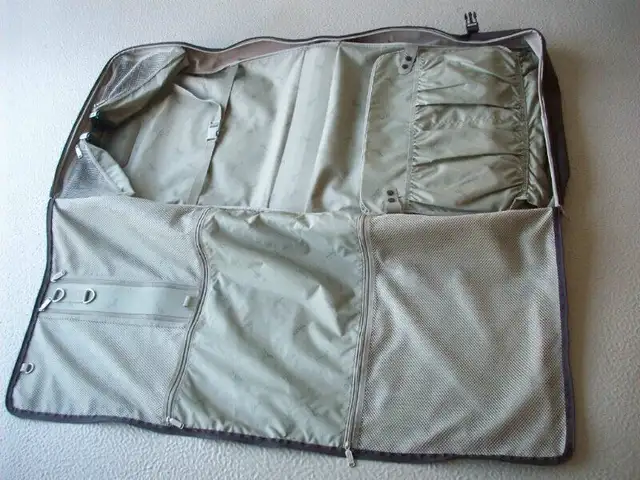 valise pour robe/ habit de voyage  Skyuary comme neuve in Men's in Laval / North Shore - Image 8
