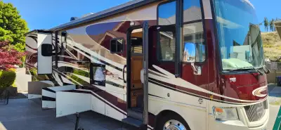 2014 Newmar Canyon Star 3610 Class A motorhome in excellent condition. • 49,000 KM • Bath & a half f...