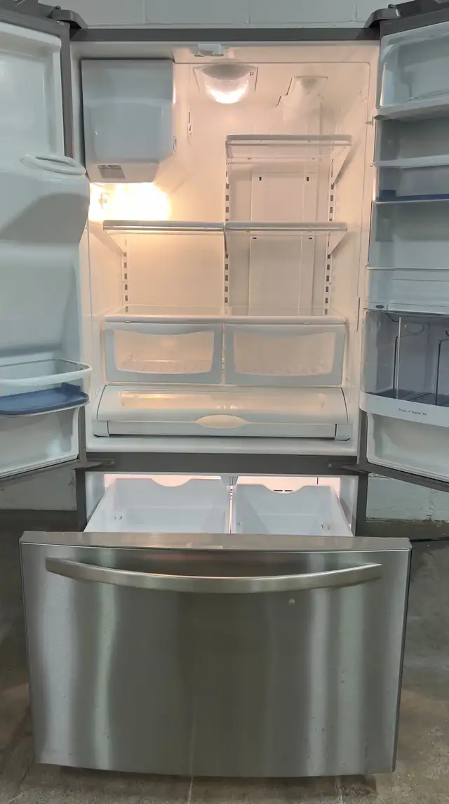 - Refrigerator “KENMORE” H70/W33/D31  With Ice/Water in Refrigerators in Barrie - Image 3