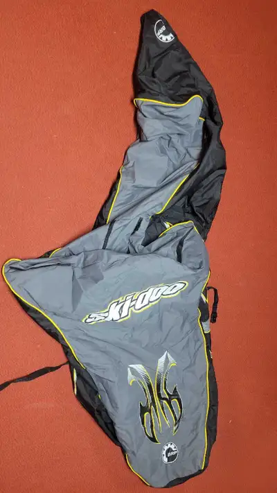 Protect your snowmobile with this Ski-Doo Snowmobile Cover, designed for REV 1+1 MED-HIGH models in...