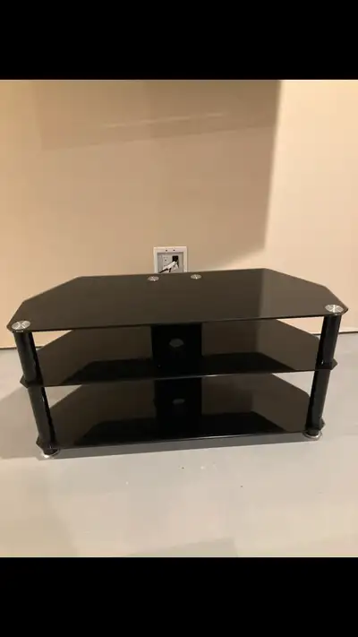 Selling a glass TV stand in excellent condition. 40"Wx20"Hx16"Deep. No significant scratches and no...
