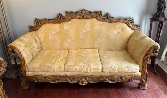 Antique Sofa Set in Multi-item in Markham / York Region - Image 3