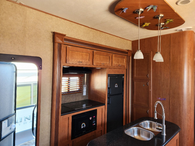 2014 Forest Vengeance 377V Toy Hauler Fifth Wheel offgrid in Travel Trailers & Campers in Saskatoon - Image 4