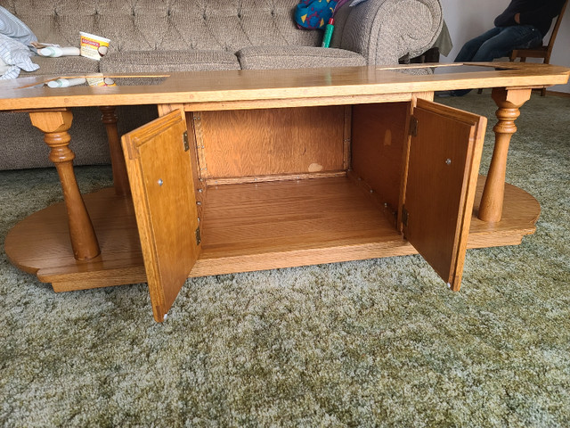 Beautiful Solid Oak Coffee Table in Coffee Tables in Grande Prairie - Image 3