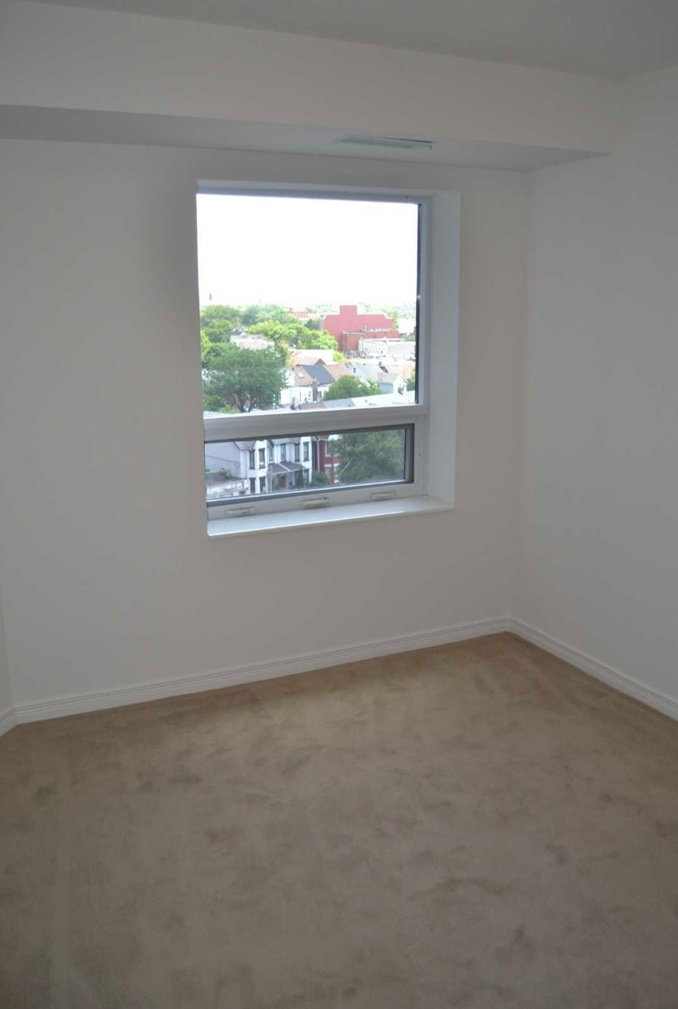 **2 BEDROOM, 1 BATH, PLUS DEN IN THE HEART OF THE JUNCTION** 4