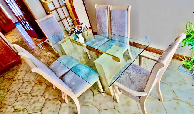 Glass Dining Table in Dining Tables & Sets in Longueuil / South Shore - Image 4