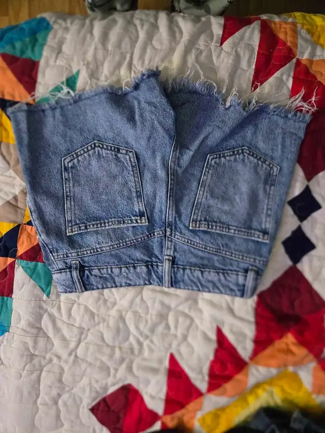 Levi and garage shorts in Women's - Bottoms in Ottawa - Image 6