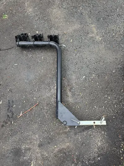 1 1/4 inch insert. Holds three bicycles.