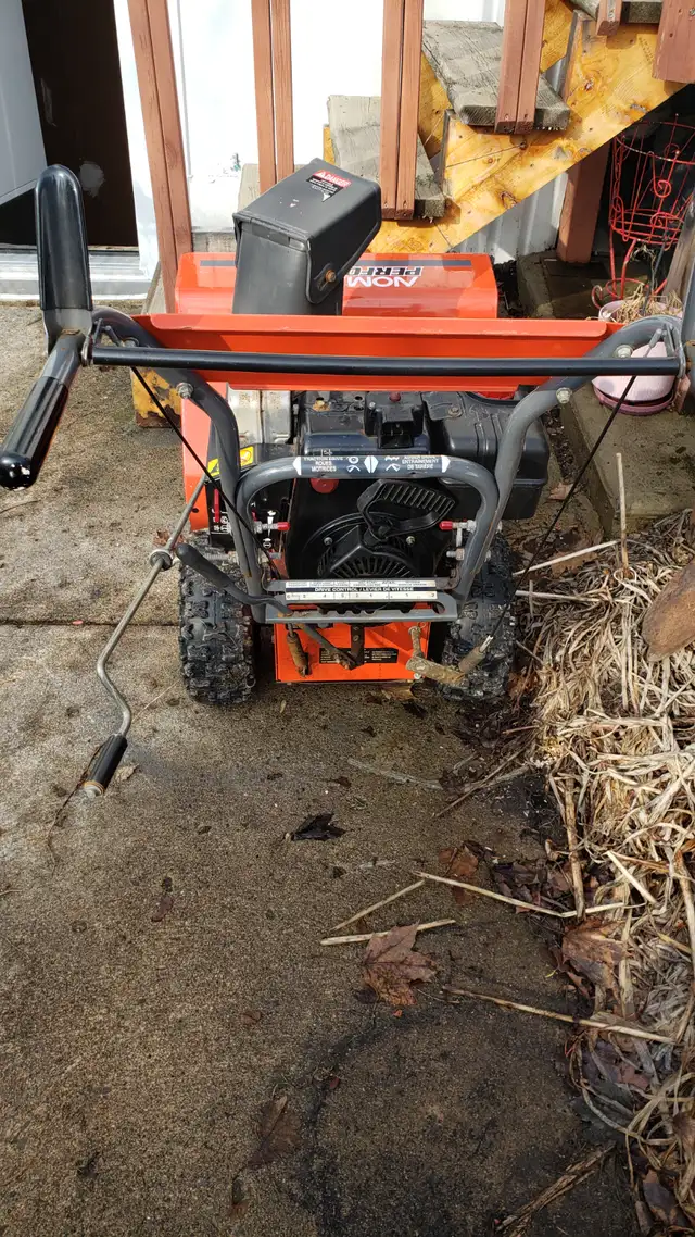 Noma performance 24" - 8hp snow-blower , a1 condition in Power Tools in City of Montréal - Image 3