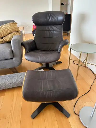 This recliner leather chair and ottoman set is designed for ultimate comfort and relaxation, featuri...