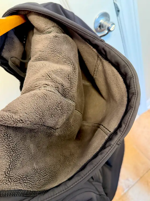 Canada Goose Hybridge Hoody  – Noir – État neuf – Medium - Large in Men's in Laval / North Shore - Image 7