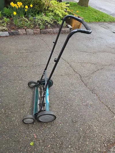 Get your lawn looking its best with this Yardworks 18-inch reel mower! It's a manual push mower, per...