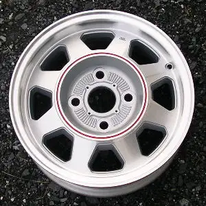 Je RECHERCHE je recherche cette jante d'aluminium 14 pouces de Toyota Supra 1979 et 80 , ou de Toyot...