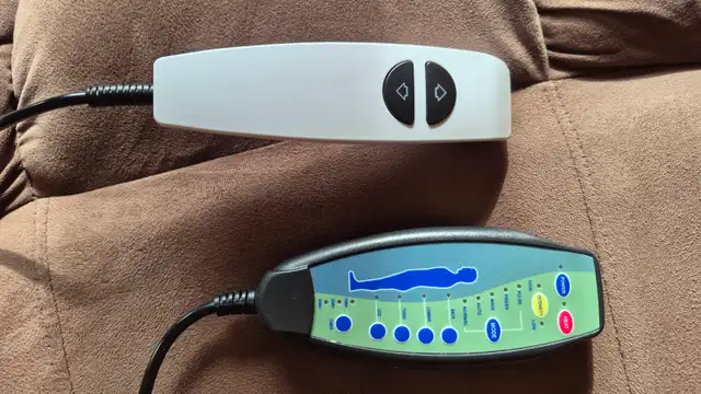 POWER TILT RECLINER in Chairs & Recliners in Penticton - Image 5