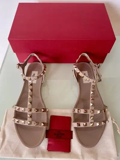 BEAND NEW VALENTINO ROCKSTUD FLAT RUBBER SANDAL, View more