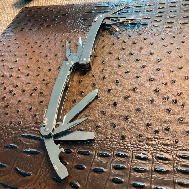 VICTORINOX SWISS SPIRITZ MULTI USE TOOL IN CASE in Hand Tools in Kamloops - Image 3