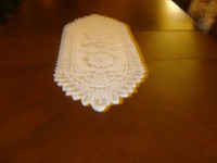 Joli chemin de table, couleur blanc, en dentelle