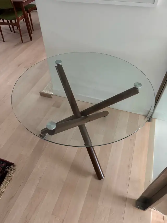 Round Glass Dining Table in Dining Tables & Sets in City of Toronto - Image 4