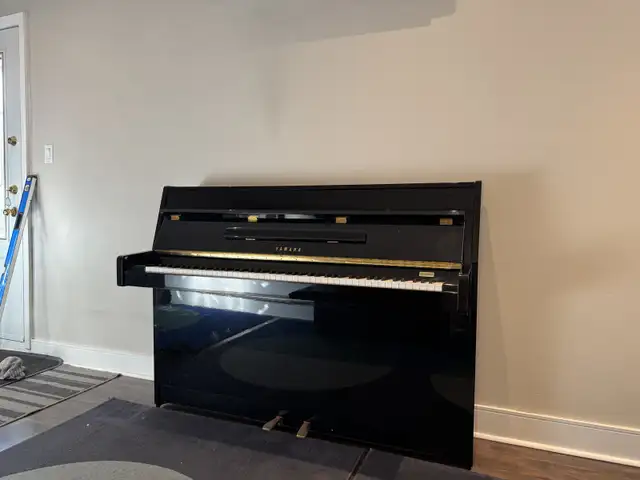 Yamaha E108 Piano in Pianos & Keyboards in City of Montréal - Image 3