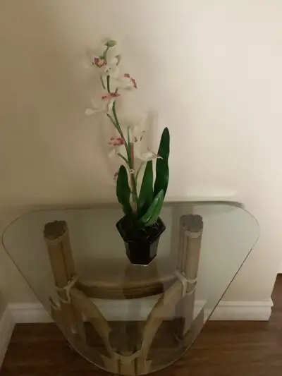 Pot décoratif avec orchidée artificielle Hauteur 18pouces Maison non fumeur Comme neuf Prix $20.00