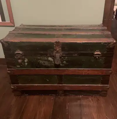 Ancien coffre en bois, View more