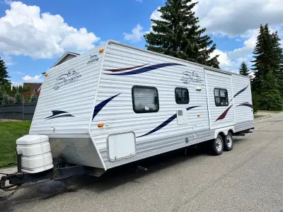 Excellent family trailer in immaculate condition. It is easily towable with a half-ton truck and has...