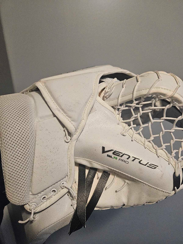 Vaughn Ventus Pads & Glove in Hockey in St. Albert - Image 4