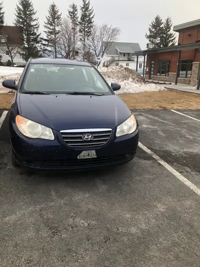 Cette Hyundai Elantra 2009 est une berline fiable et économique, parfaite pour les trajets quotidien...
