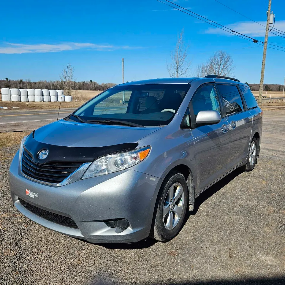 Toyota Sienna LE 2011 8 passagers