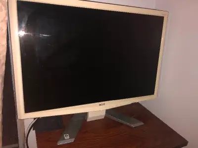 Moniteur ACER 22 pouces Modèle: P223W 2 sorties VGA. Pas de sortie HDMI Vient avec les câbles. * SI...