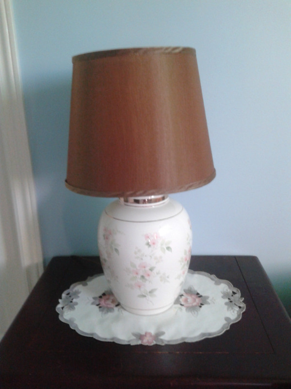 Table Lamp, Height 21", Like New, Excellent Condition in Indoor Lighting & Fans in Oshawa / Durham Region - Image 2