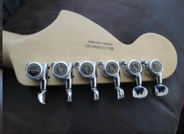 2018 AMERICAN FENDER PERFORMER STRATOCASTER GUITAR MINT $1900 in Guitars in Mississauga / Peel Region - Image 7