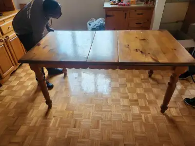Table cuisine avec 4 chaise et un vaisselier le tout entrepose a laprairie
