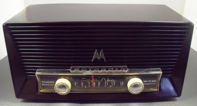 MOTOROLA TUBE RADIO MODEL MK-66X (1955 REFURBISHED) in Arts & Collectibles in Lethbridge