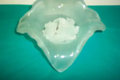 Pot pour fleurs coupées de couleur verdâtre mesurant 7 po. X 7 po. X 2.5 de hauteur. En parfaite con...