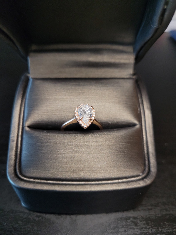 1ct pear cut moissanite (colourless) set in 14k rose gold ring in Jewellery & Watches in City of Toronto