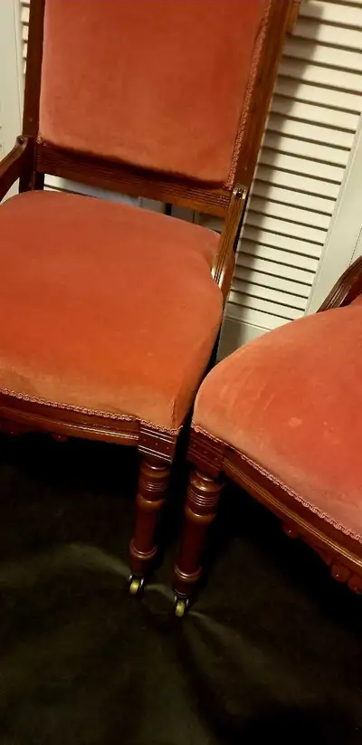 in amazing conditions decoration only looks like brand new. all are original! original silk, finish...