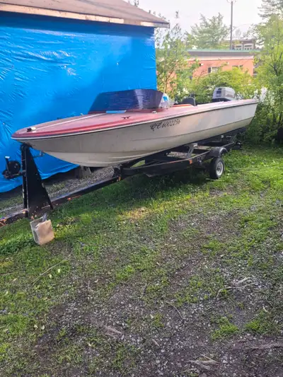 Bateau avec moteur Evinrude 40hp et remorque. Non fonctionnel pour l'instant reste à brancher les câ...