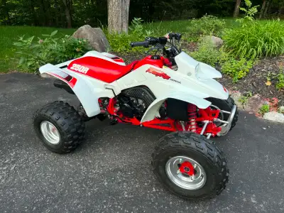 *I speak English as well* 1989 Honda TRX250R Machines d’origine qui a été légèrement reconditionné....