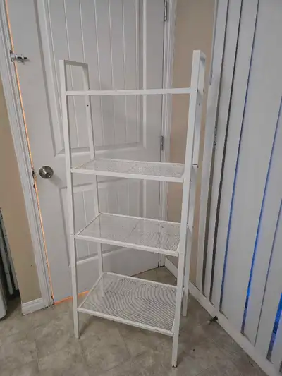 A classic and timeless shelf unit with room for things in all heights and sizes thanks to the varyin...
