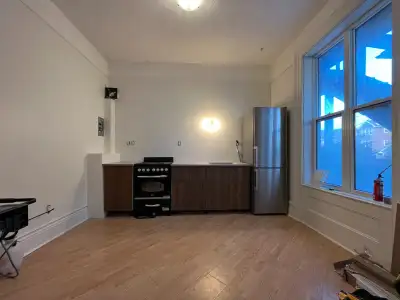 This is a Bachelor/Studio apartment on the main floor of a clean and quiet building. Located on Hunt...