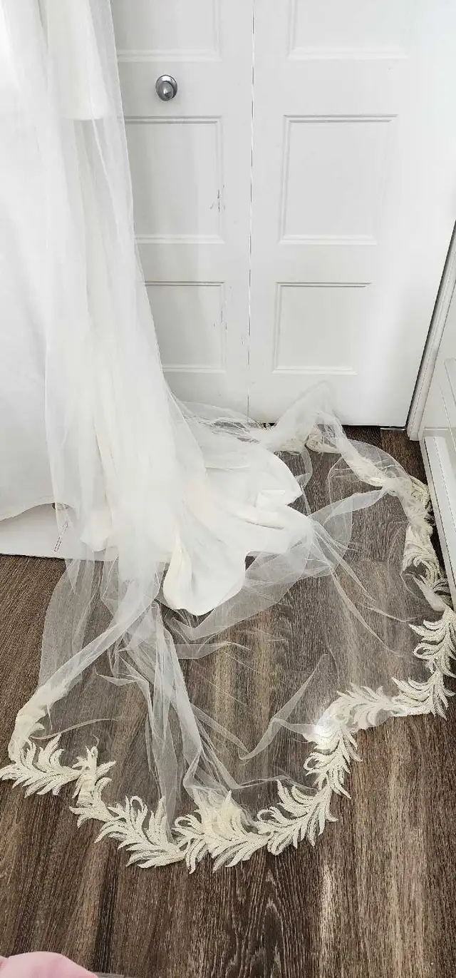 Robe de mariée blanche en satin + voile in Women's - Dresses & Skirts in Longueuil / South Shore - Image 5