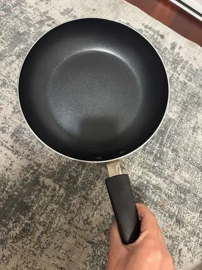 Cook up a storm with this Henckels International 8-inch non-stick frying pan! This used pan is ready...